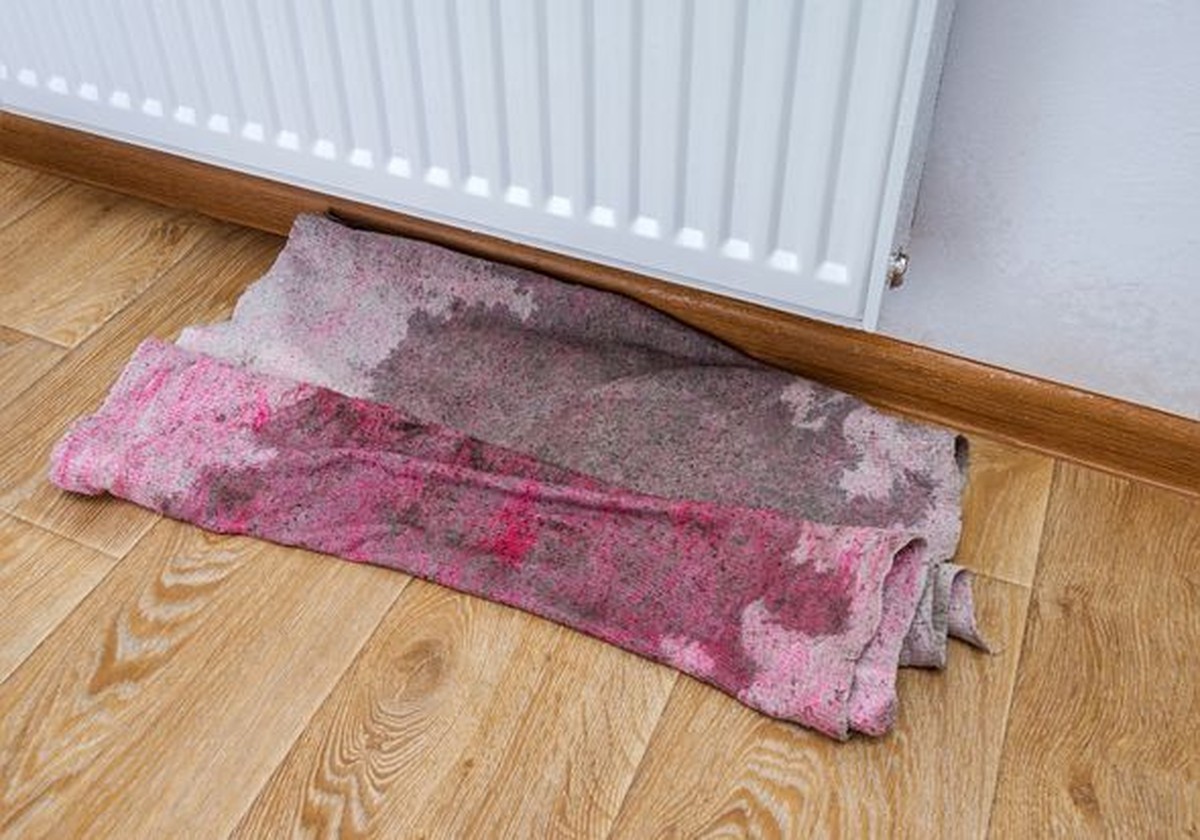 Essig hinter den Heizkörper: Wie Sie Schimmel für unter 2 Euro besiegen