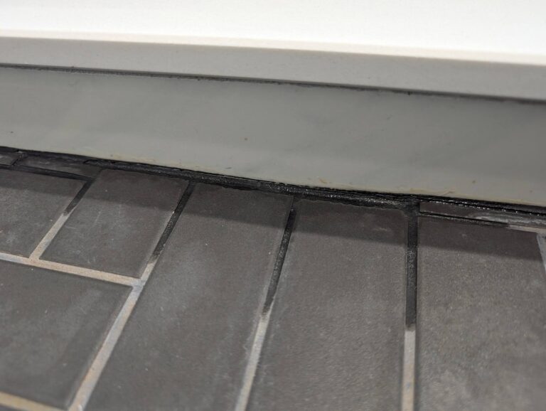 Fliesenleger berichten: Niemals Silikonspray auf feuchte Fugen sprühen