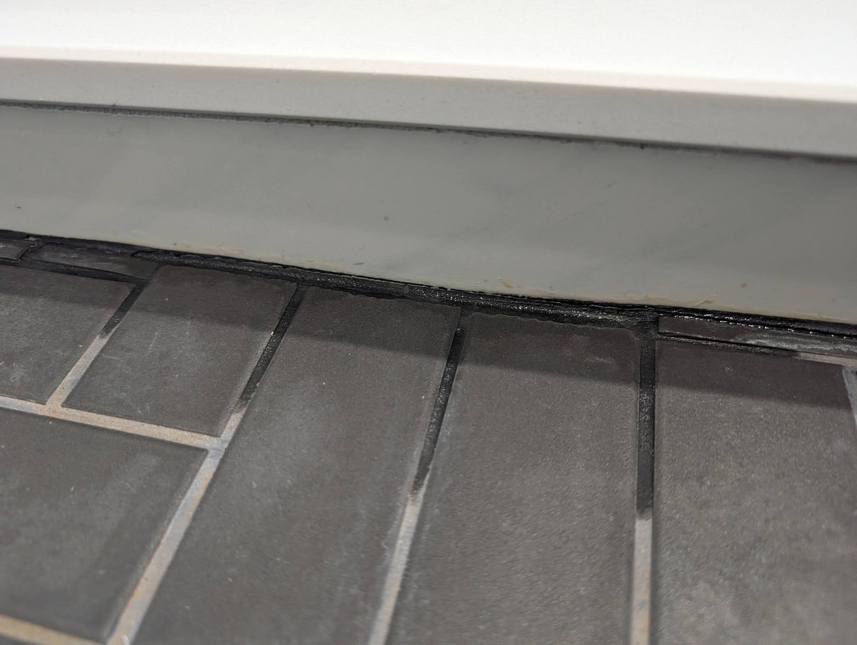 Fliesenleger berichten: Niemals Silikonspray auf feuchte Fugen sprühen