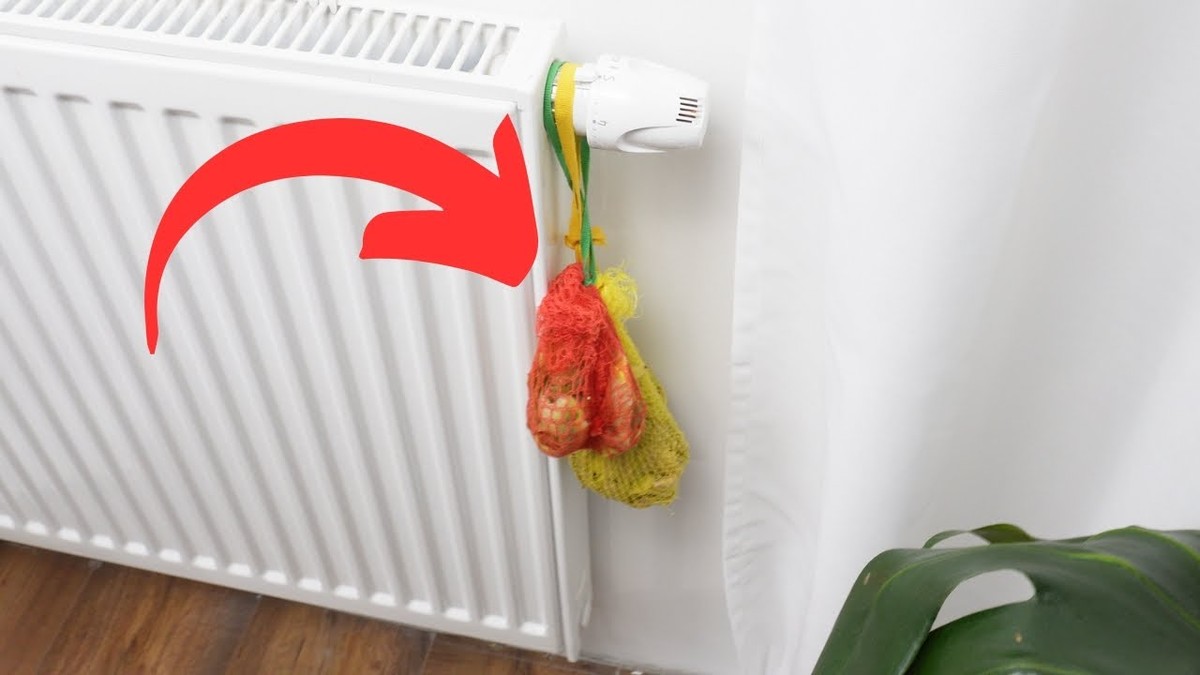 Kartoffelschalen hinter dem Heizkörper: Das Geheimnis gegen trockene Luft im Winter