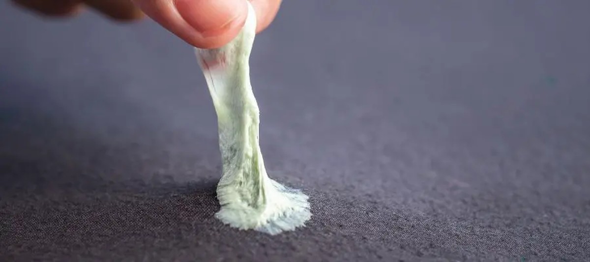 Kaugummi unter dem Stuhl entfernt? Eiswürfel sind Ihre Lösung