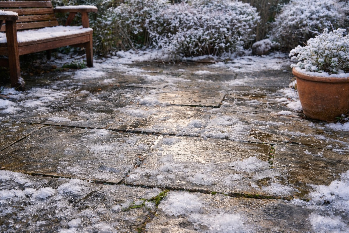 Salzstreuung auf der Terrasse: Warum Profis das im Winter vermeiden - image 2