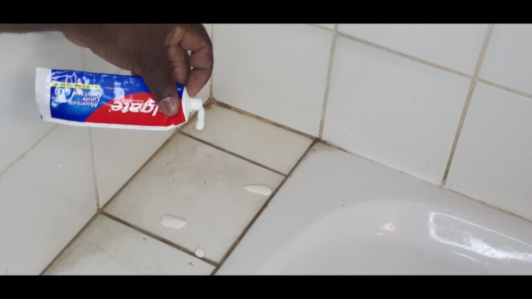 Zahnpasta auf Fliesenfugen: Die unerwartete Lösung gegen Schimmel