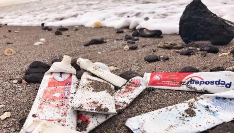 Zahnpasta auf Kunststofffenstern? Der Trick, den Handwerker seit Jahren nutzen