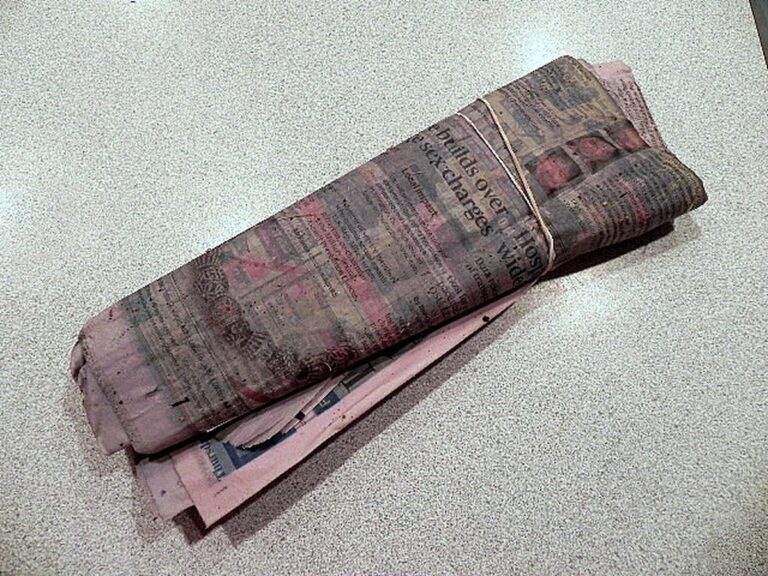 Zeitung unterm Bett: Das alte Geheimnis gegen Feuchtigkeit und Schimmel